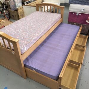 Single wooden guest trundle bed with 3 drawers and both mattresses