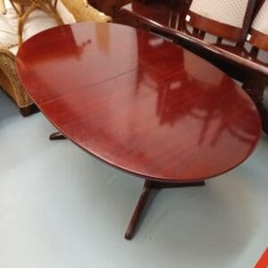 Extendable table with 6 chairs