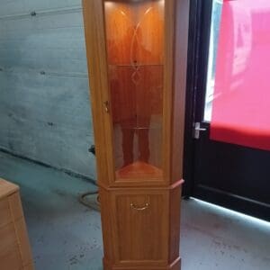 Corner cabinet with light