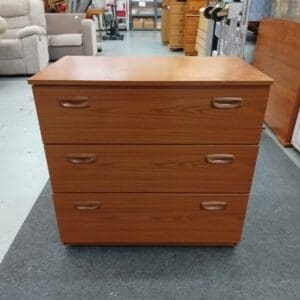 Flush handle chest of drawers